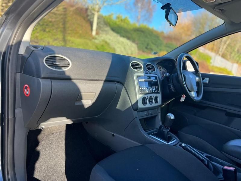 Used Ford Focus Zetec 125 HP (91 kW) 2006 Grey Hatchback
