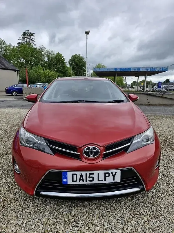 Used Toyota Auris 90 HP (66 kW) 2015 Red Hatchback