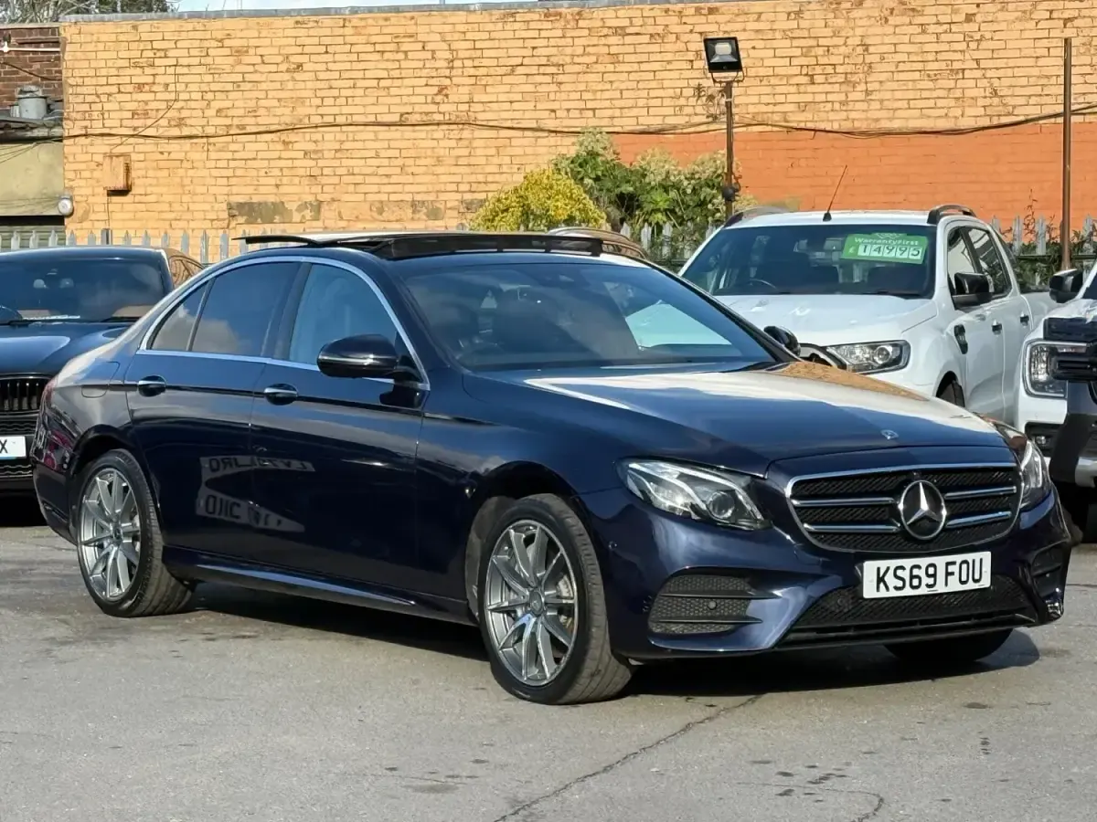 Usado Mercedes E400 AMG line 340 HP (250 kW) 2019 Azul Sedan