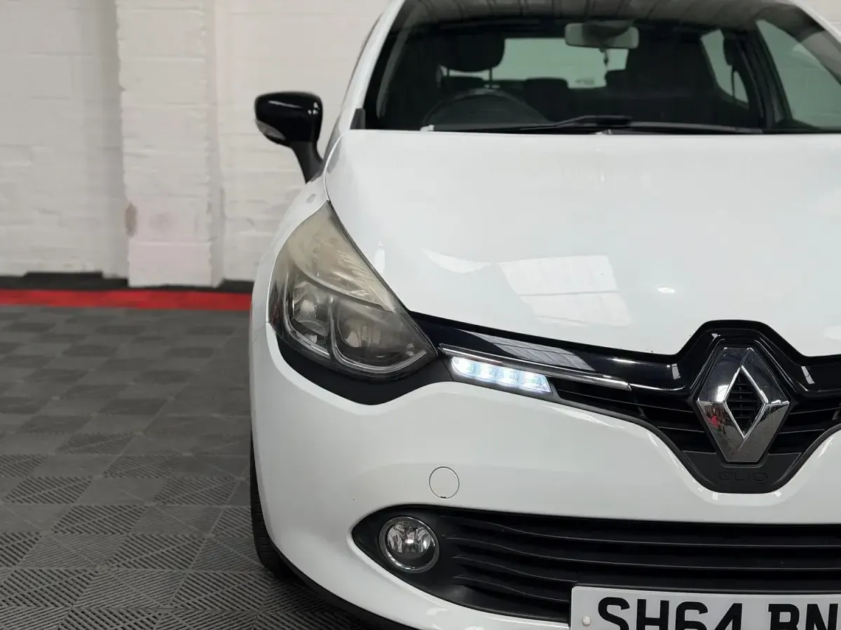 Used Renault Clio Dynamique 75 HP (55 kW) 2014 White Hatchback
