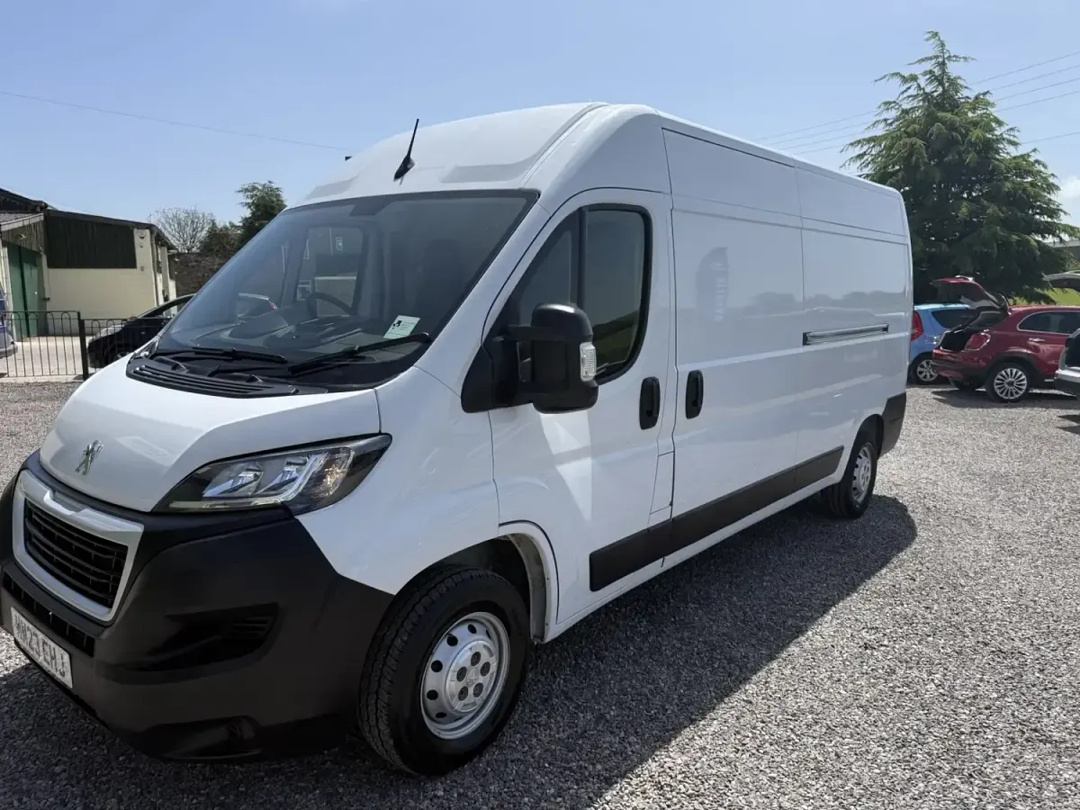 Gebraucht Peugeot Boxer Premium 140 PS (102 kW) 2023 Weiß Van