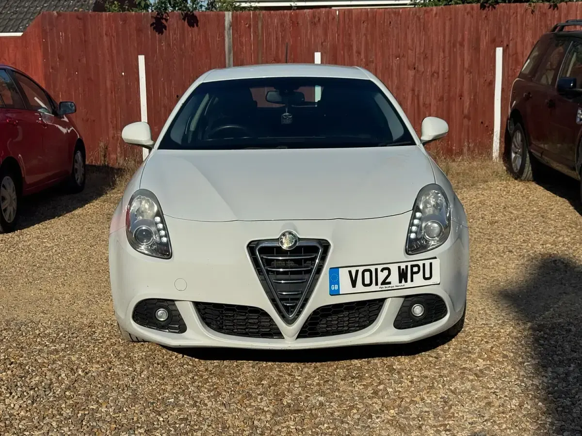 Used Alfa Romeo Giulietta Lusso 2012 White Hatchback