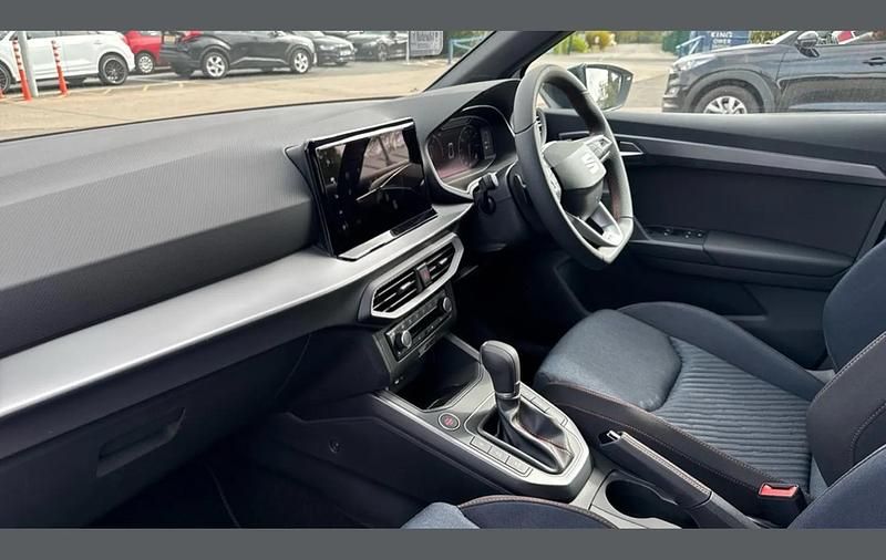 New Seat Arona Black Edition 115 HP (84 kW) 2025 White SUV