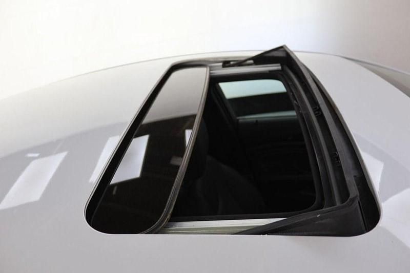 Used Vauxhall Insignia SRi 165 HP (121 kW) 2018 White Hatchback