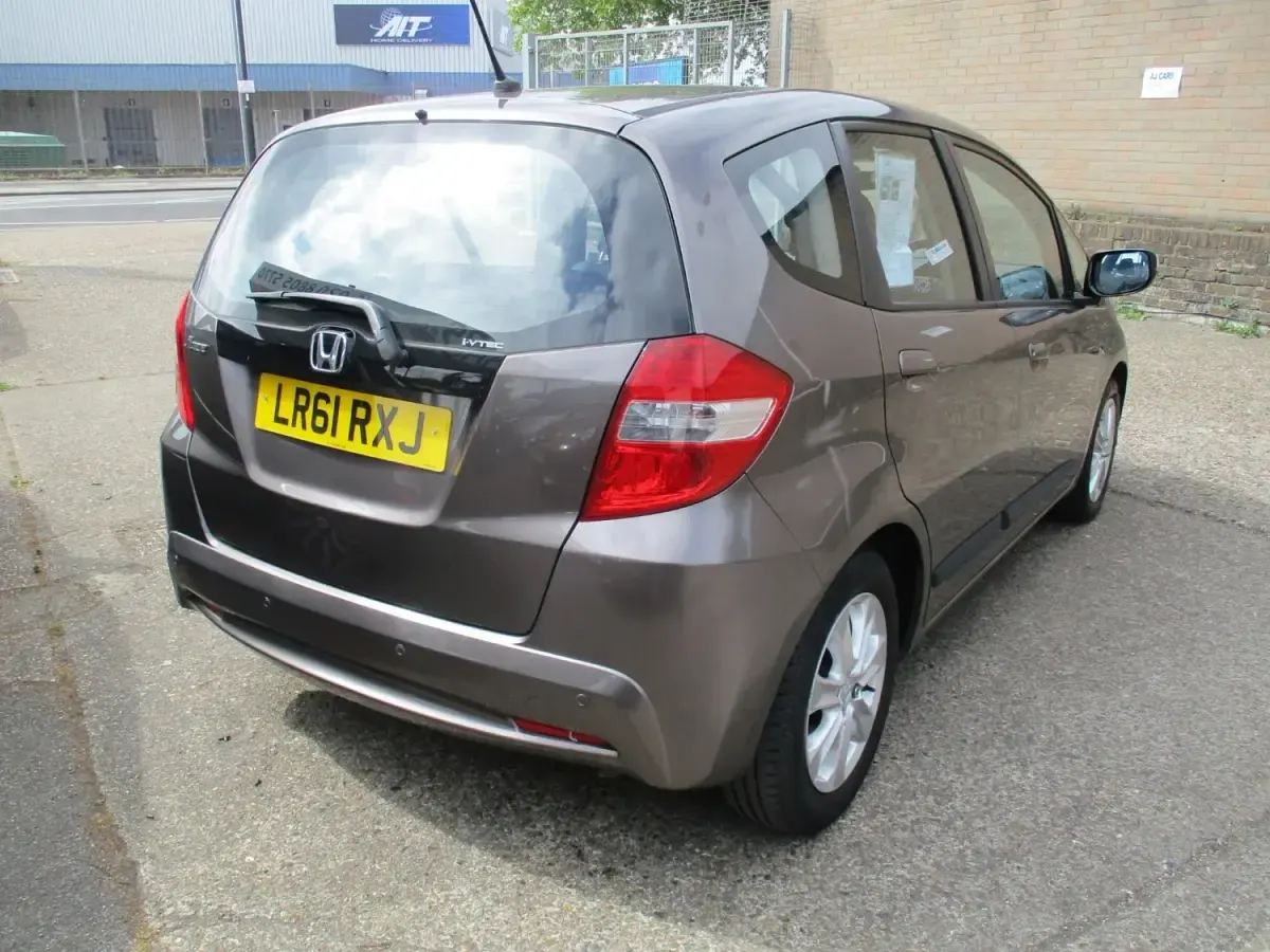 Begagnad Honda Jazz ES 100 HK (73 kW) 2011 Brun Halvkombi