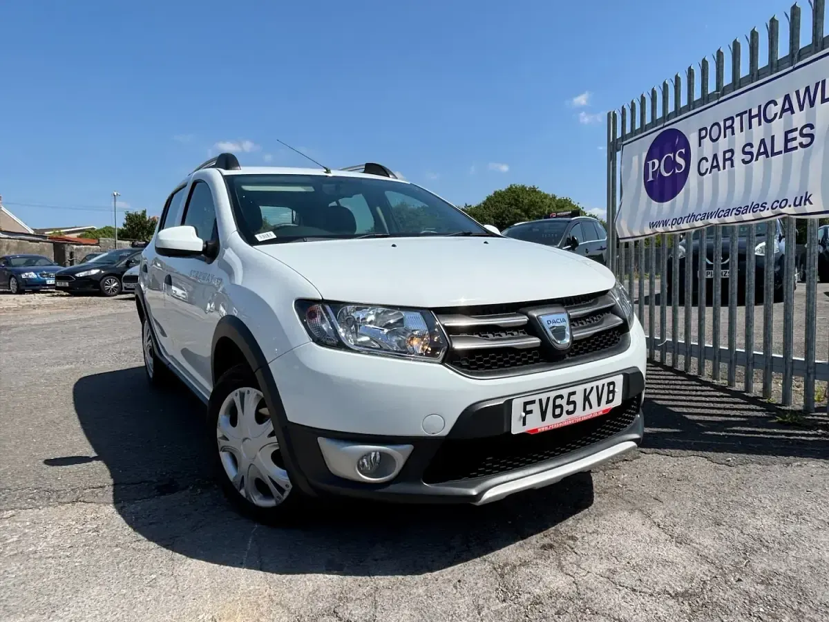 Used Dacia Sandero Lauréate 90 HP (66 kW) 2015 White Hatchback
