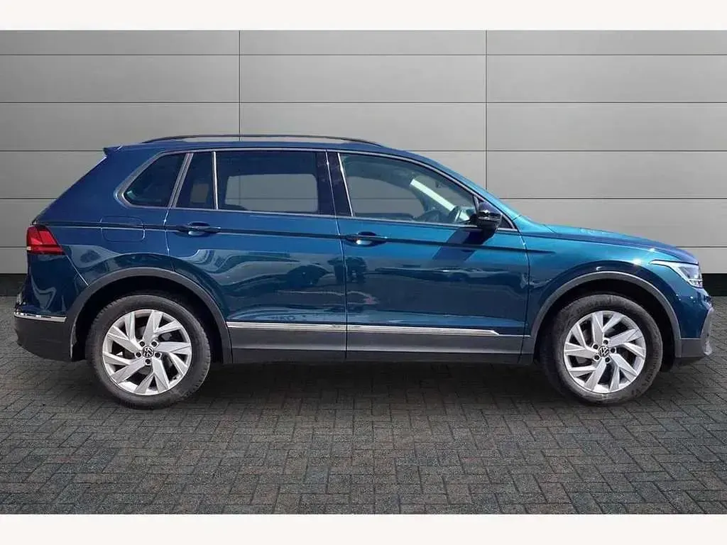 Begagnad VW Tiguan Life 130 HK (95 kW) 2022 Blå SUV