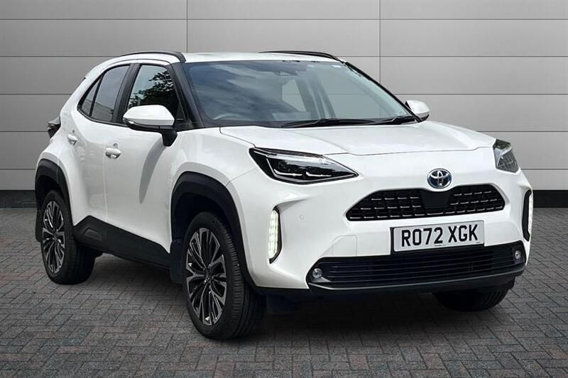 Pure white Used 2023 Toyota Yaris Cross SUV | £23,695 (Good price) - Image 1/4