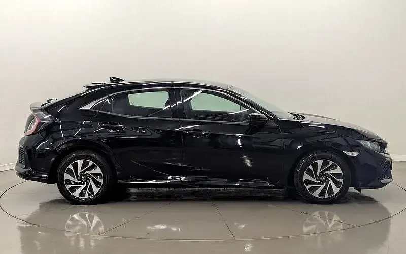 Używany Honda Civic SE 129 KM (94 kW) 2018 Czarny Hatchback