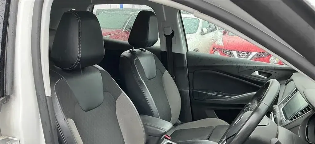 Used Vauxhall Grandland X SRi 130 HP (95 kW) 2020 White SUV