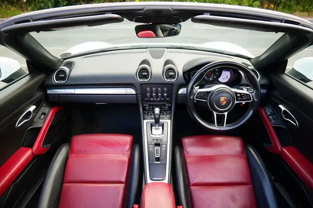 Used Porsche 718 Boxster 300 HP (220 kW) 2019 White Cabriolet