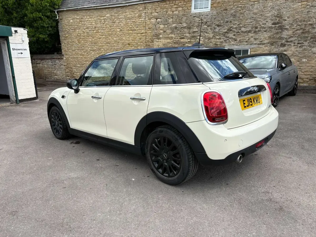 Used Mini Cooper Classic 136 HP (100 kW) 2019 White Hatchback