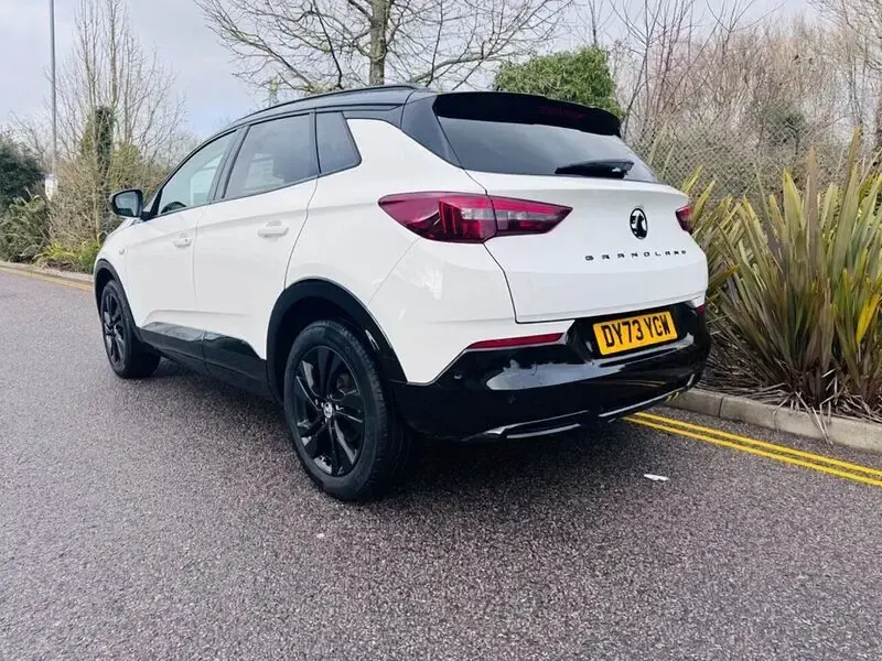 Used Vauxhall Grandland X 130 HP (95 kW) 2023 White SUV