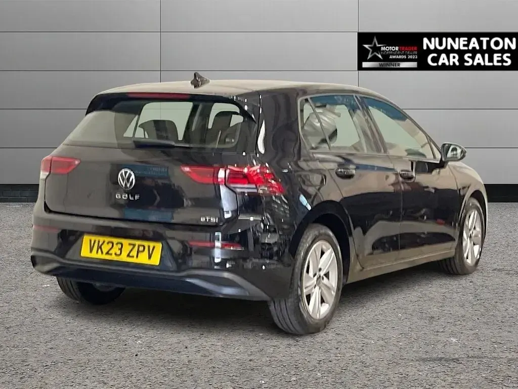 Second-hand VW Golf VIII S 150 CP (110 kW) 2023 Negru Hatchback