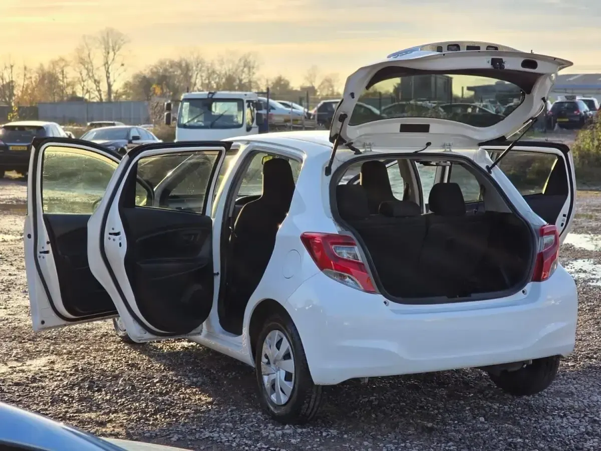 Używany Toyota Yaris Multidrive S 99 KM (72 kW) 2015 Biały Hatchback