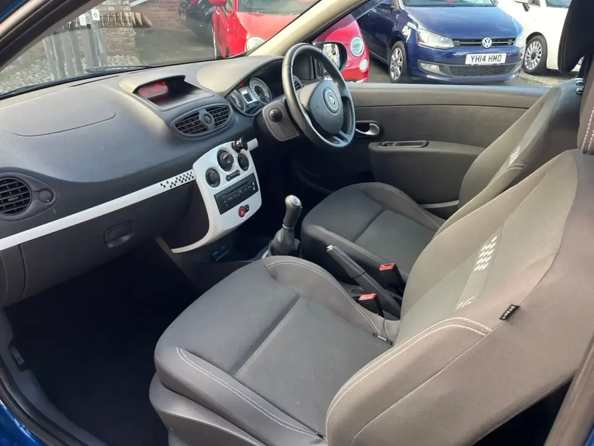 Used Renault Clio 86 HP (63 kW) 2010 Blue Hatchback