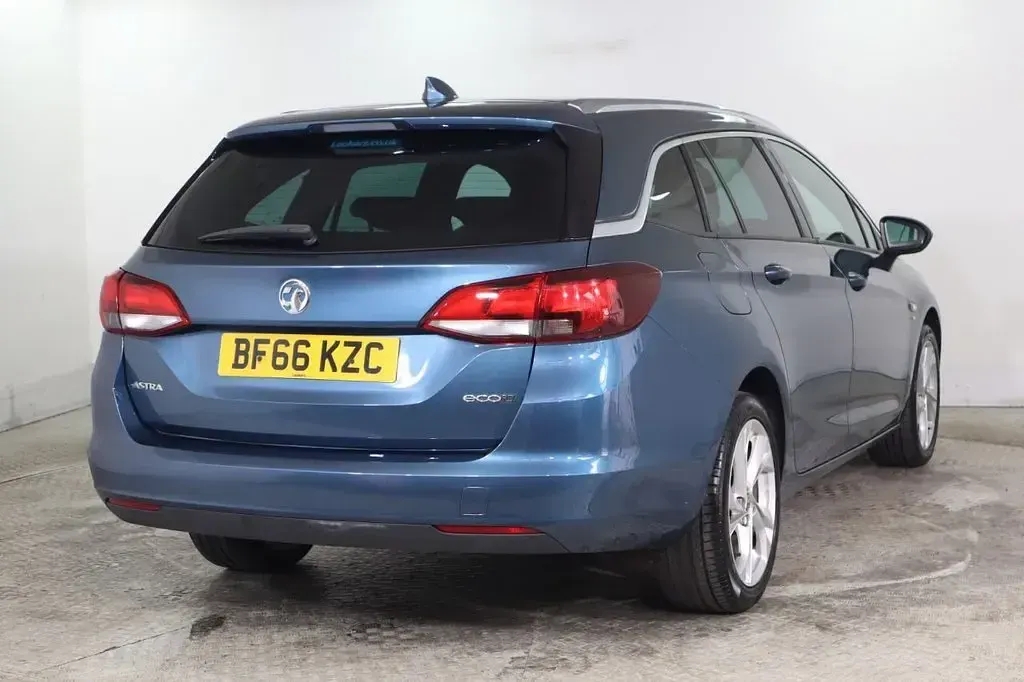 Used Vauxhall Astra SRi 105 HP (77 kW) 2016 Blue Estate