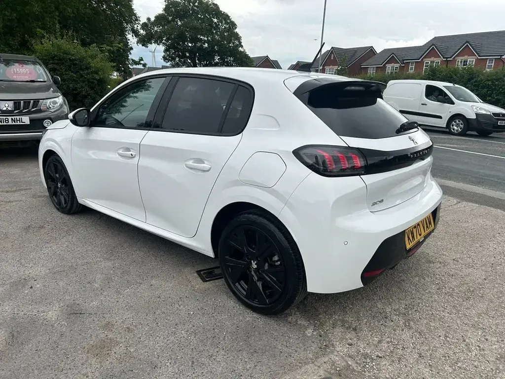 Used Peugeot 208 Allure Premium 75 HP (55 kW) 2020 White Hatchback