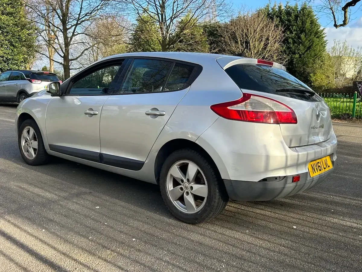 Used Renault Mégane Dynamique 110 HP (80 kW) 2011 Silver Hatchback