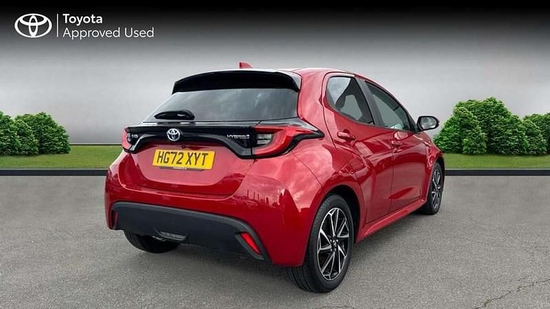 Used Toyota Yaris Hybrid Design 116 HP (85 kW) 2023 Scarlet flare Hatchback