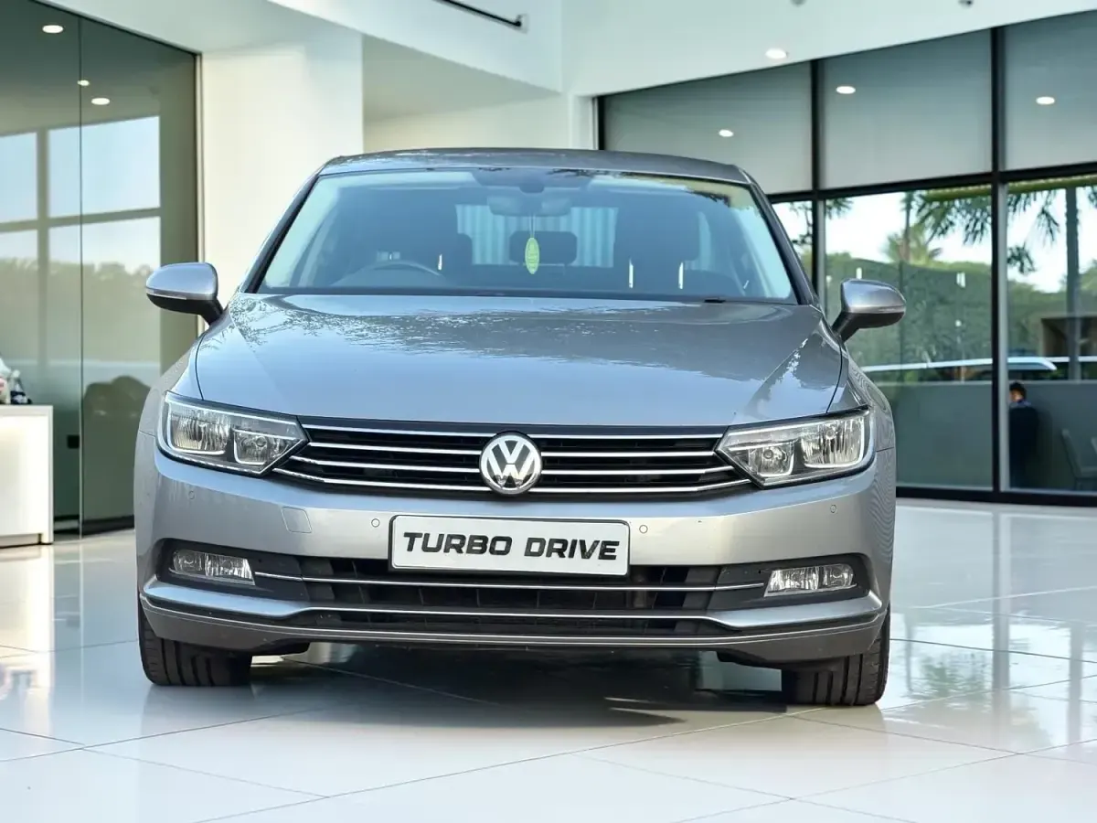 Used VW Passat Business 150 HP (110 kW) 2016 Silver Sedan