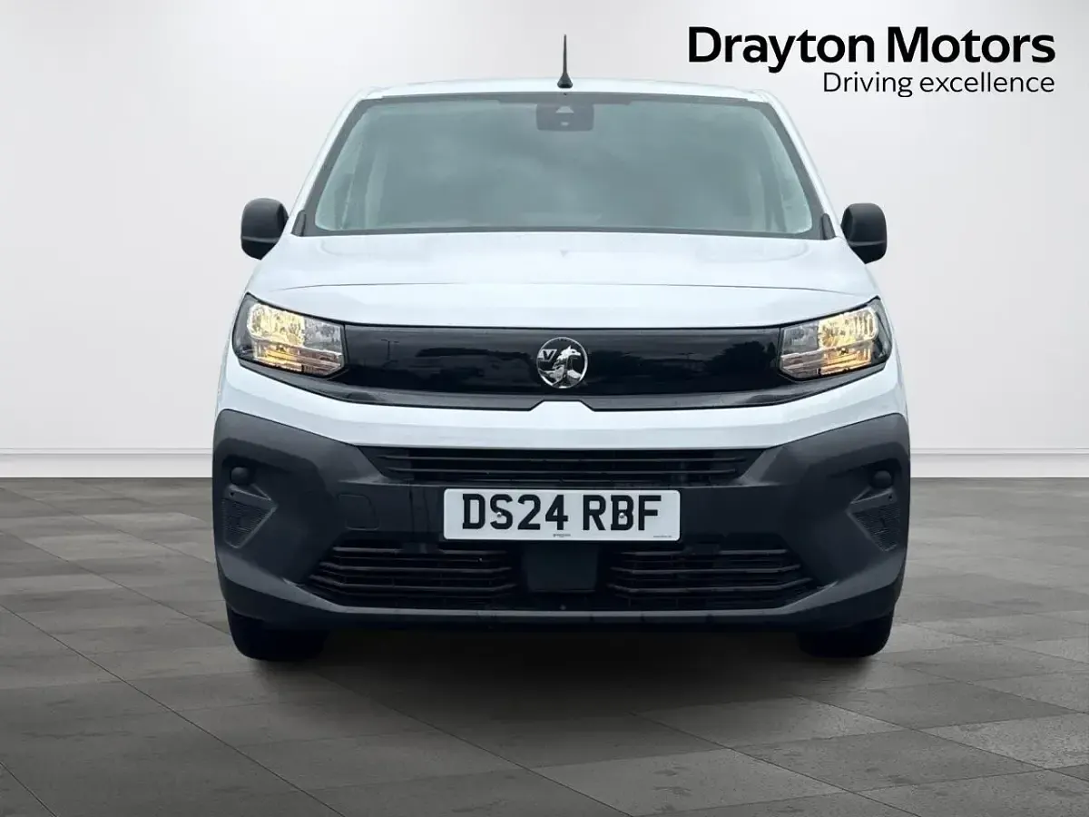 Used Vauxhall Combo S 100 HP (73 kW) 2024 White MPV