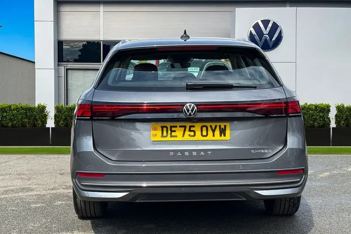 Usado VW Passat Life 204 HP (150 kW) 2025 Cinzento Carrinha