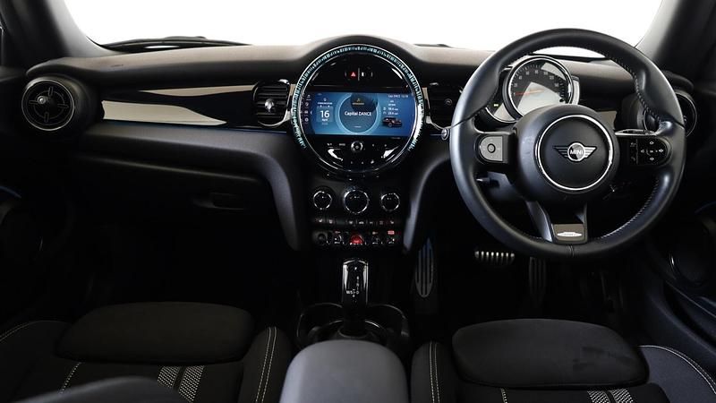 Begagnad Mini Cooper Hatch 134 HK (98 kW) 2023 Vit Halvkombi