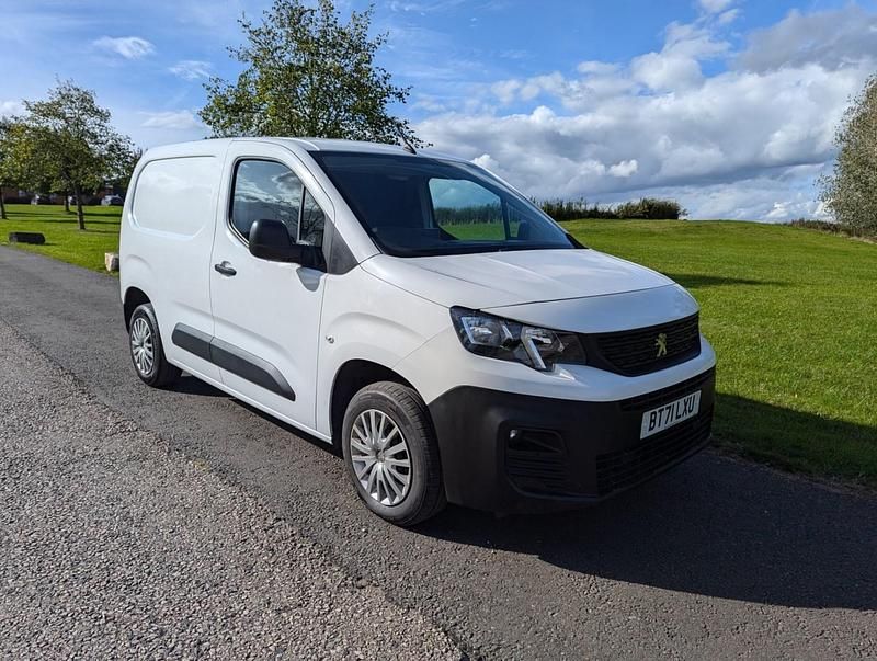 White Used 2021 Peugeot Partner Premium MPV | £5,850 (Super price) - Image 1/4