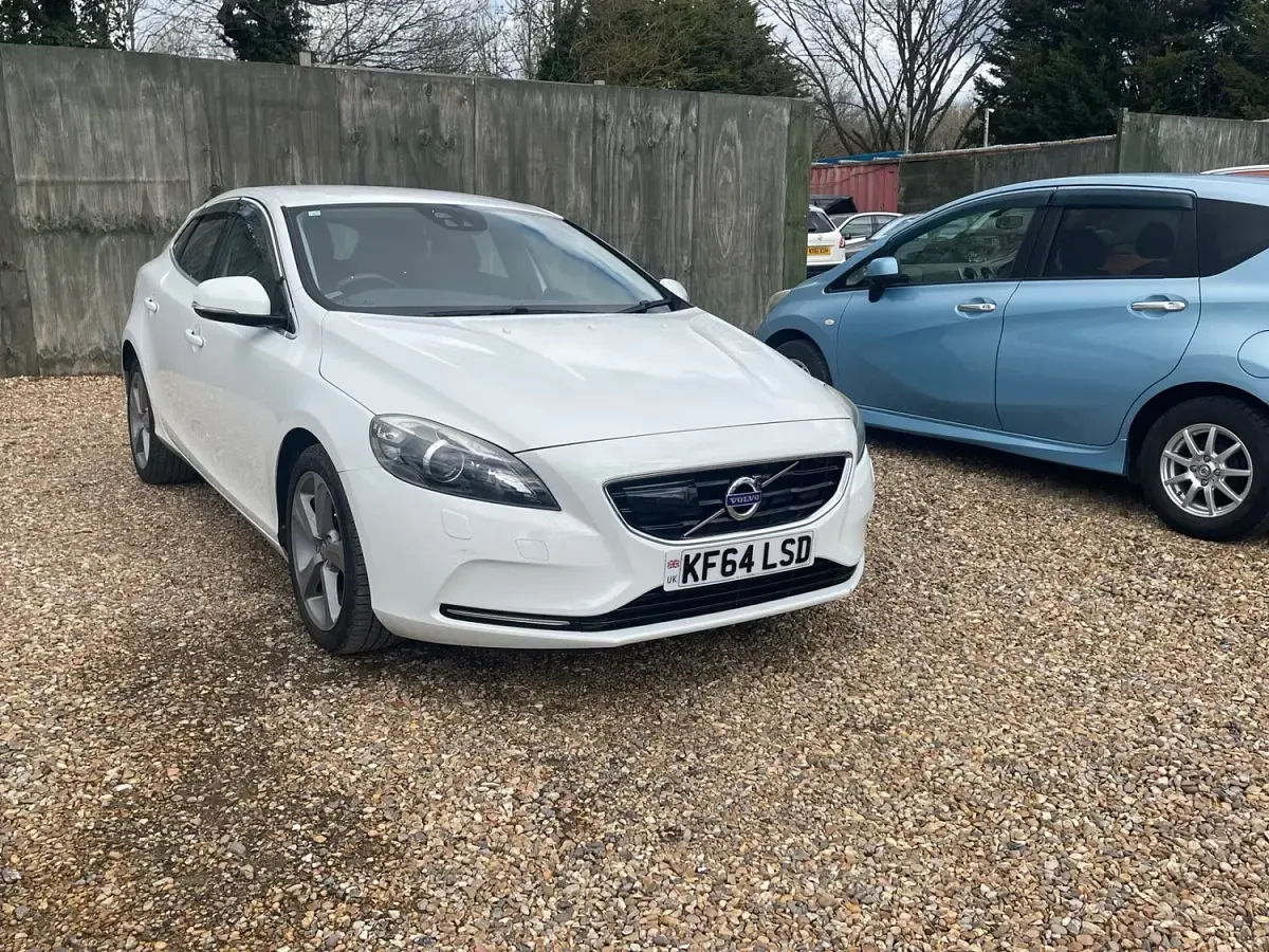 Used Volvo V40 2014 White Hatchback