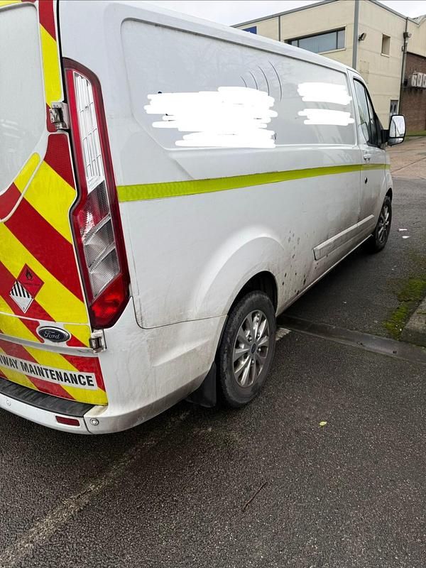 Used Ford Transit Custom Limited 130 HP (95 kW) 2019 White Van