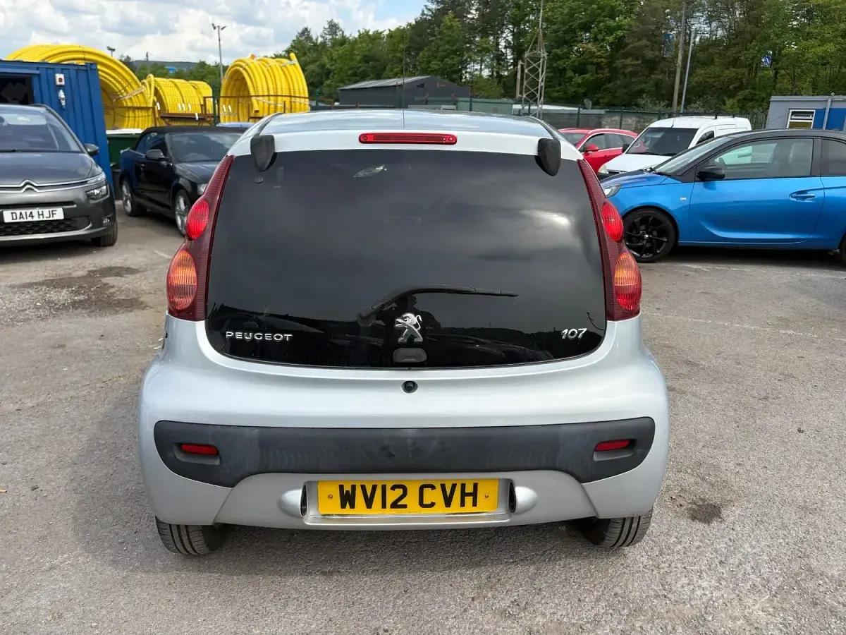 Gebraucht Peugeot 107 Allure 68 PS (50 kW) 2012 Silber Kleinwagen