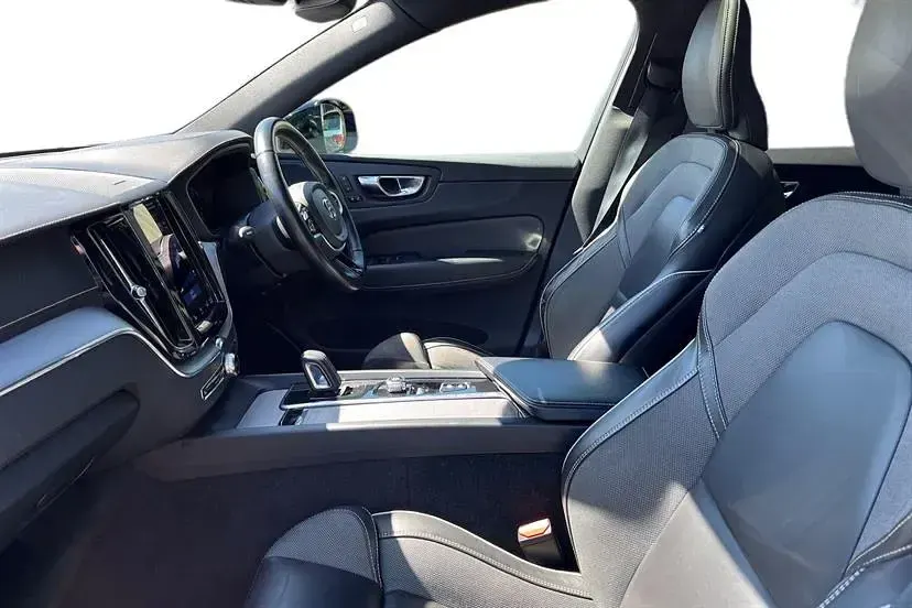 Second-hand Volvo XC60 R-Design Pro 250 CP (183 kW) 2021 Albastru SUV