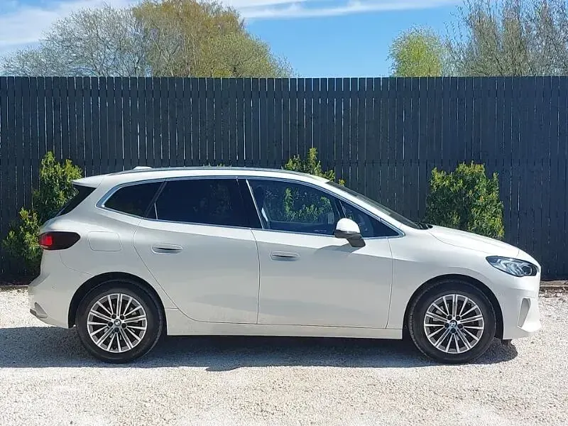 Begagnad BMW 218 Active Tourer Luxury Line 148 HK (108 kW) 2022 Vit Minibuss