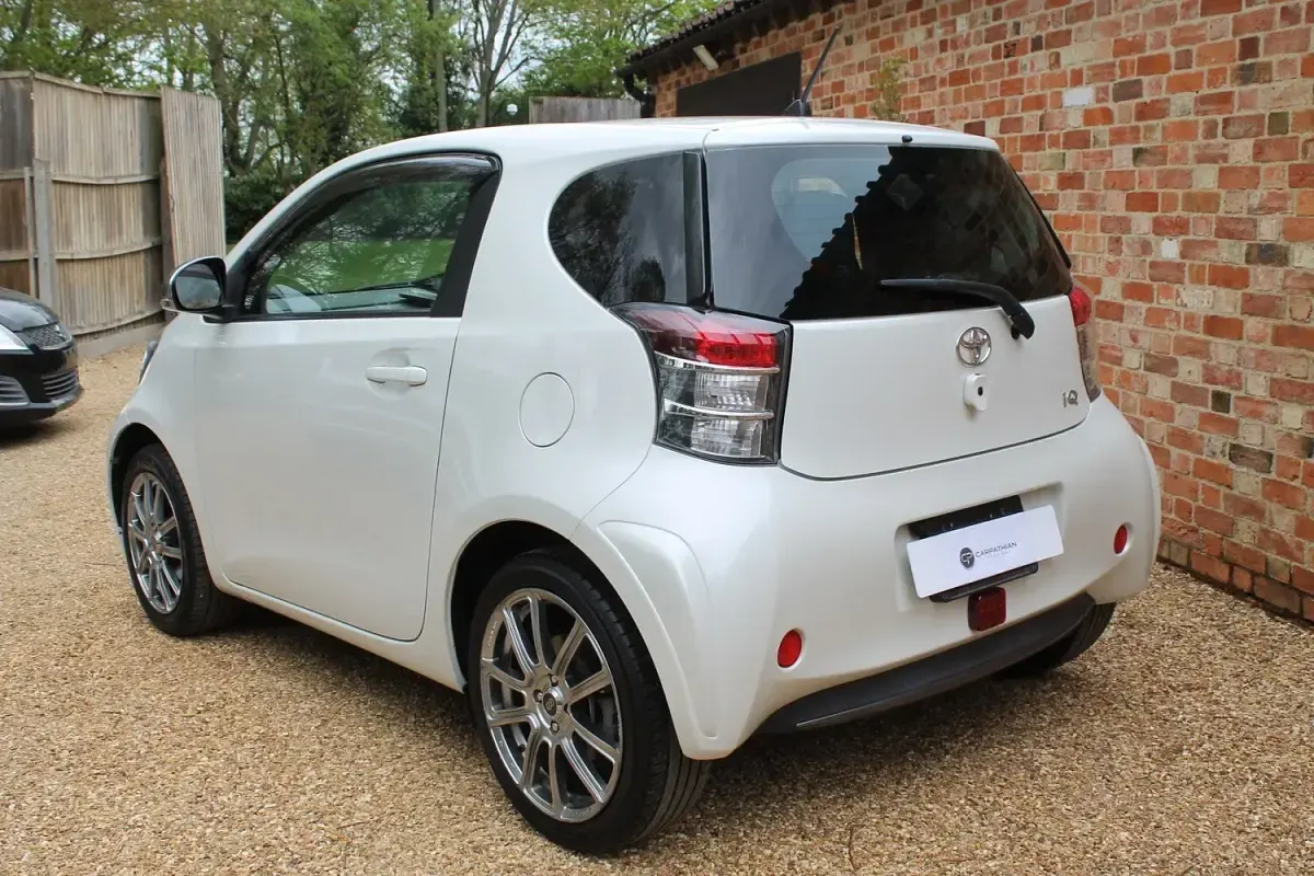 Used Toyota iQ 2015 Pearl white Hatchback
