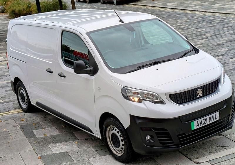 Used Peugeot e-Expert 100 kW (136 HP) 2021 White Van