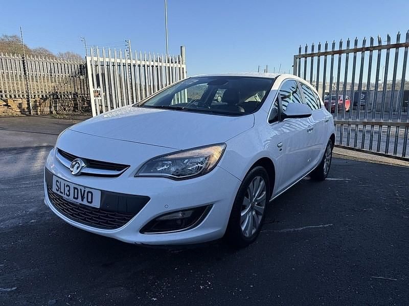 Used Vauxhall Astra Elite 165 HP (121 kW) 2013 White Hatchback