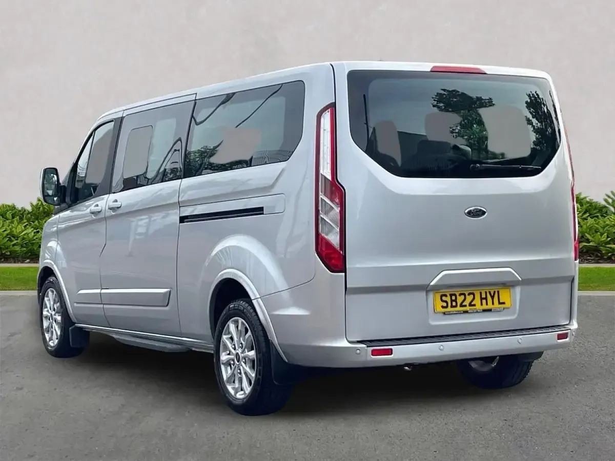 Usado Ford Tourneo Titanium 130 CV (95 kW) 2022 Plateado Monovolumen