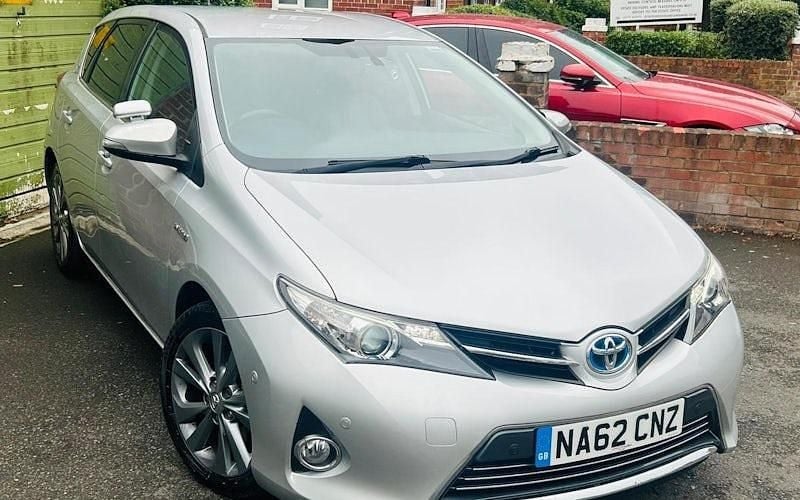 Used 2013 Toyota Auris Hybrid Hatchback | £7,568 (Fair price) - Image 1/4