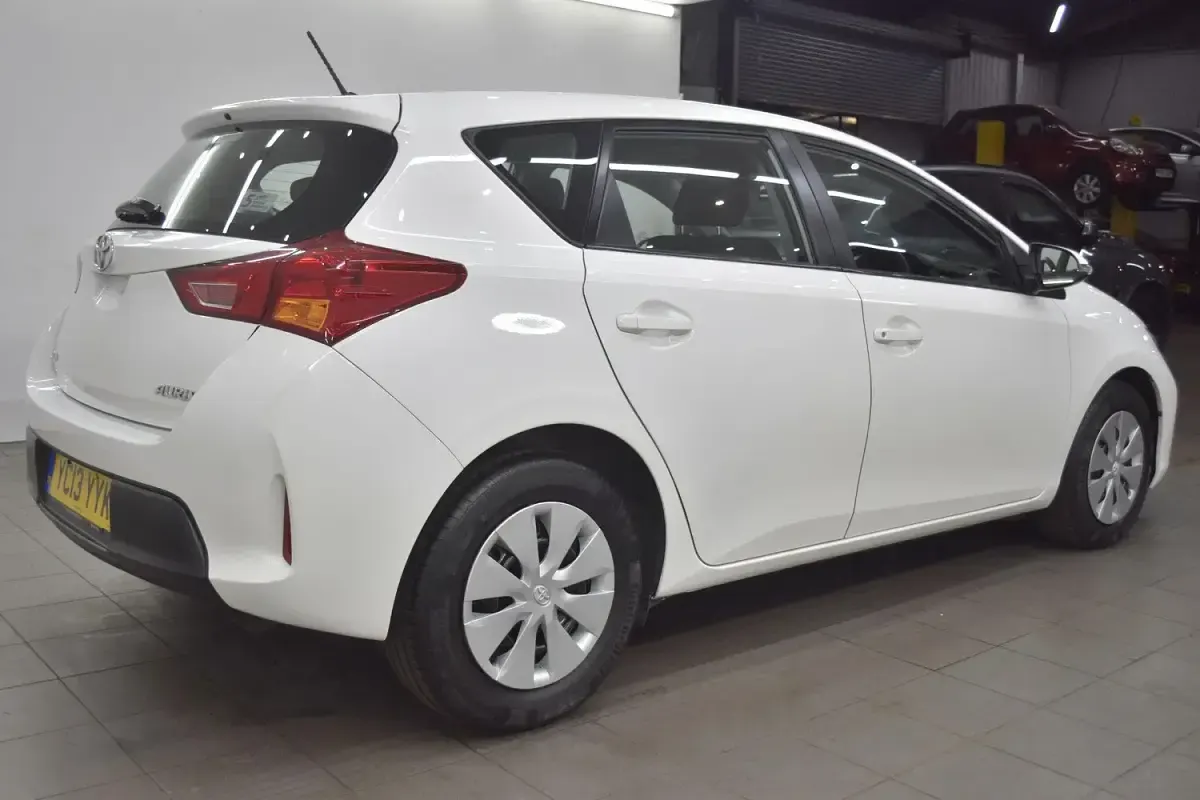 Used Toyota Auris Active 2013 White Hatchback