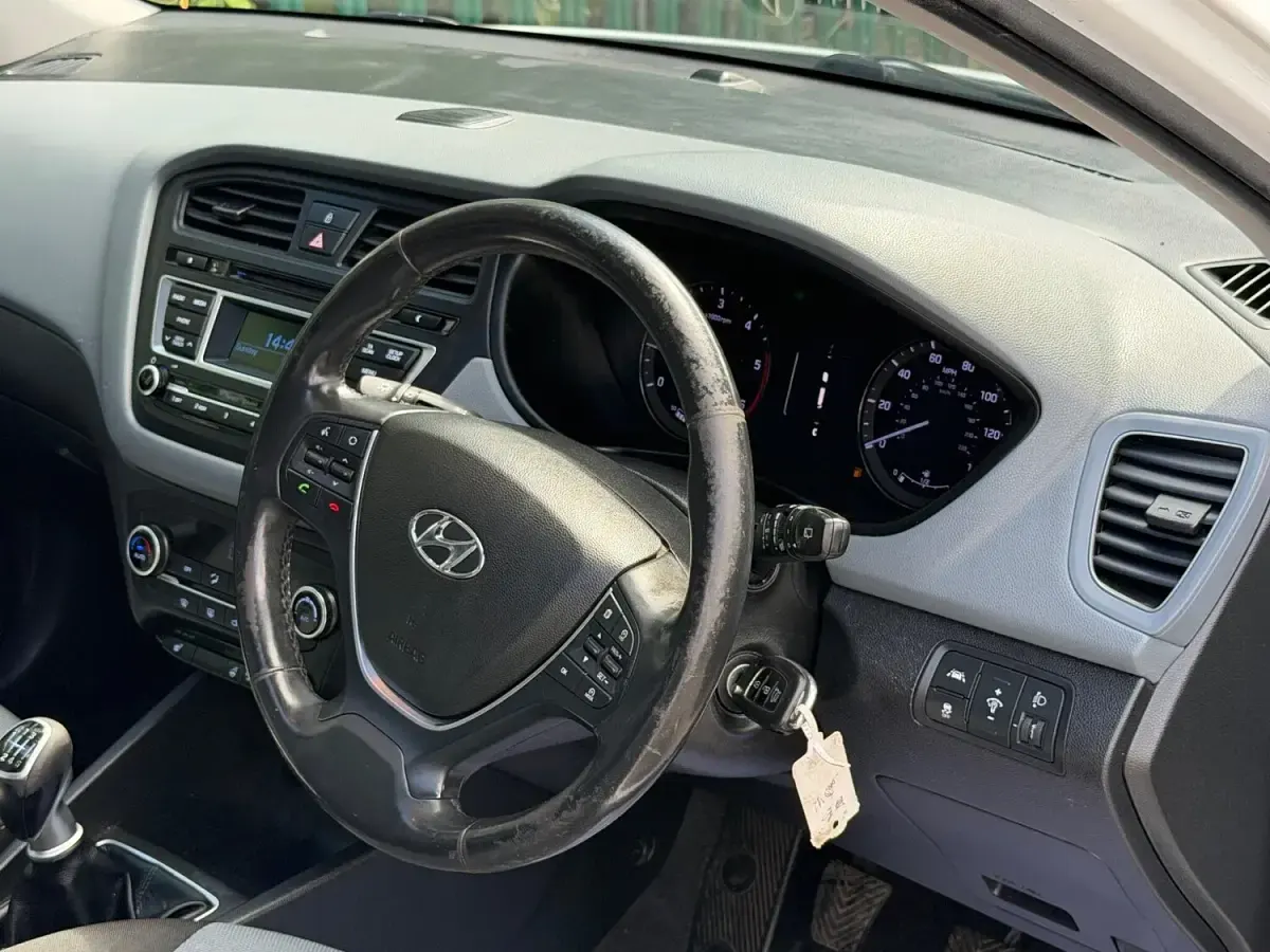 Used Hyundai i20 Premium SE 90 HP (66 kW) 2015 White Hatchback