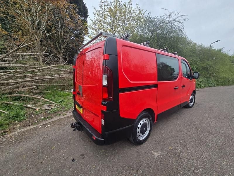 Used Vauxhall Vivaro 120 HP (88 kW) 2015 Red