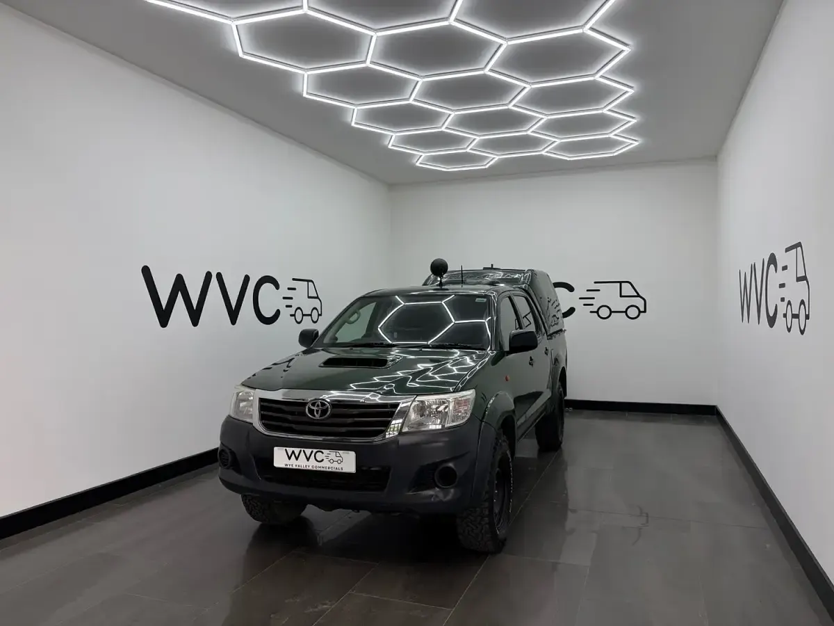 Used Toyota HiLux Active 144 HP (105 kW) 2015 Green Pickup