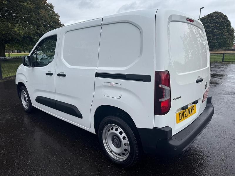 Used Vauxhall Combo 100 HP (73 kW) 2021 White MPV