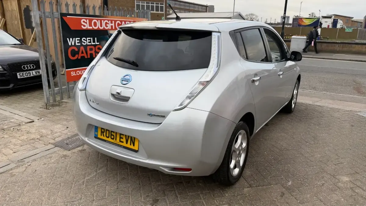 Second-hand Nissan Leaf 80 kW (109 CP) 2011 Argintiu Hatchback