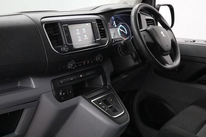 Used Peugeot e-Expert 100 kW (136 HP) 2022 Mauve/pink Van