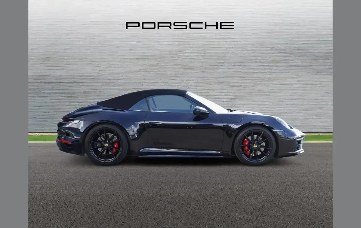Begagnad Porsche 911 444 HK (326 kW) 2019 Svart Cab