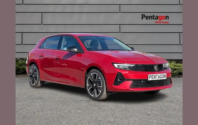 Used Vauxhall Astra Design Edition 114 kW (156 HP) 2024 Cobalt blue Hatchback