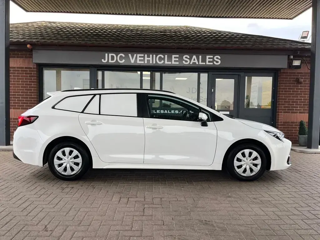 Used Toyota Corolla 140 HP (102 kW) 2023 White Van
