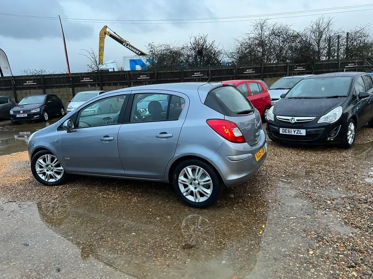 Used Vauxhall Corsa Design Edition 90 HP (66 kW) 2009 Silver Hatchback
